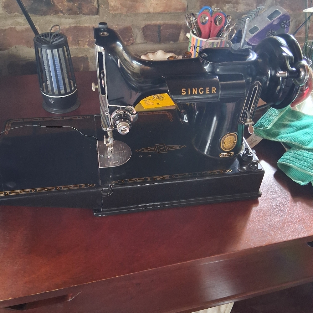 Vintage Singer Black Sewing Machine